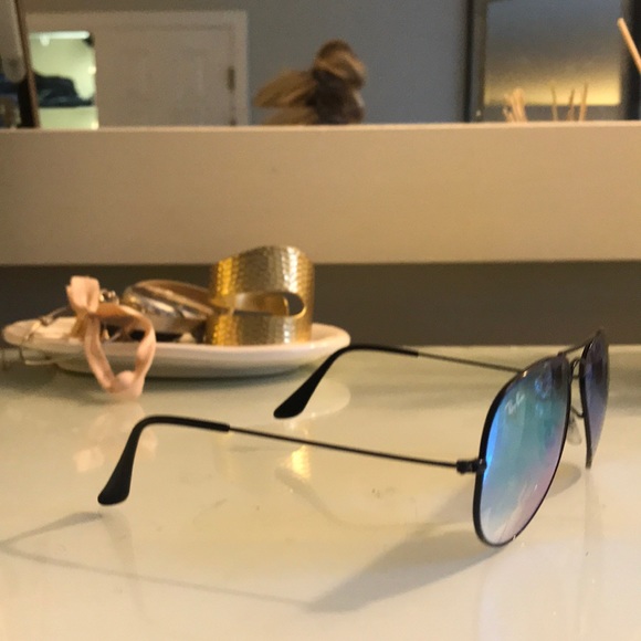 Worn once blue reflective raybans with black linin - Picture 2 of 3